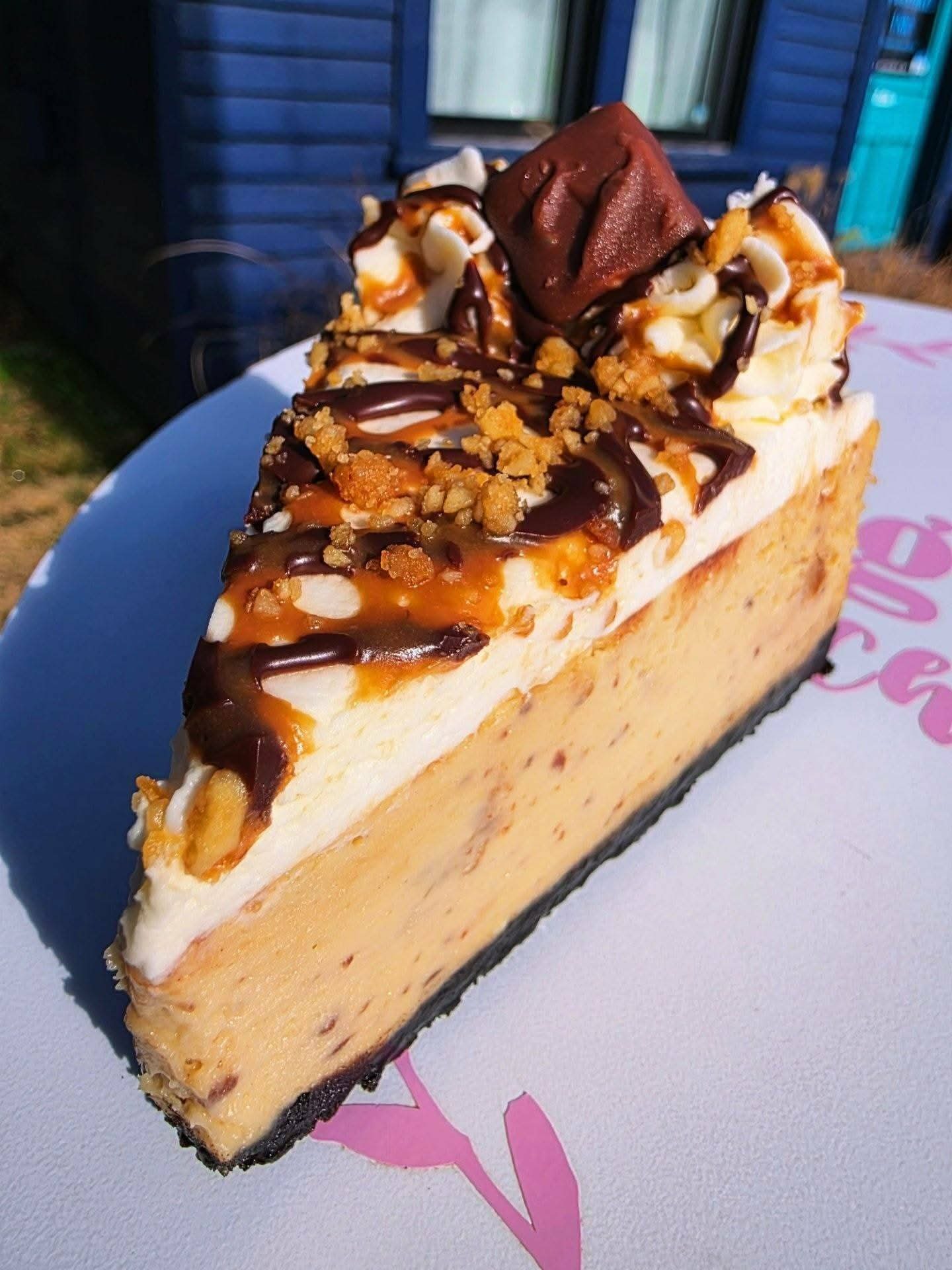 Caramel-Peanut-Candy-Bar-Cheesecake